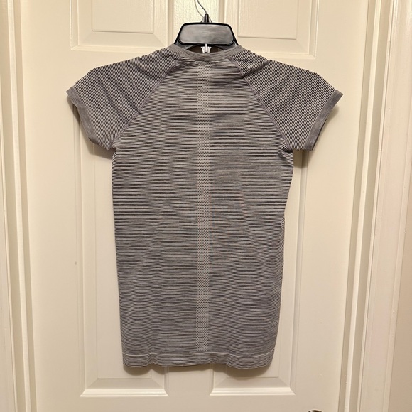 Lululemon Swiftly Tech 2.0 Black and White Stripes Short Sleeve Tee Size 6 - Picture 4 of 8